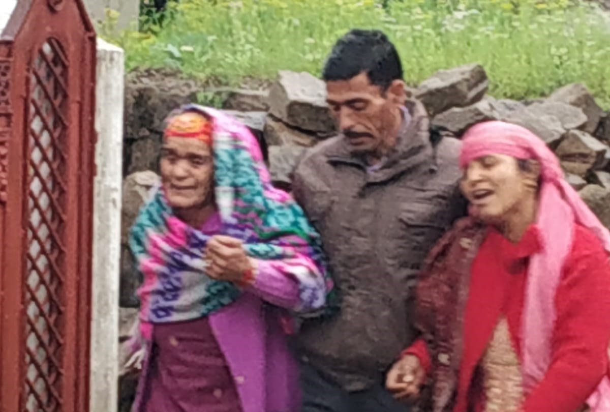 Pulwama Terror Attack Martyr CRPF Jawan Tilak Raj Mother and wife in shock