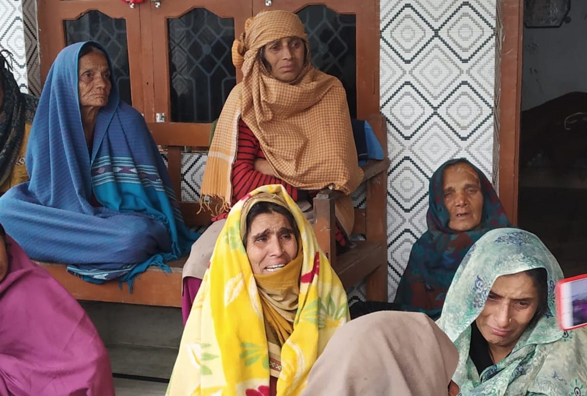 Pulwama Terror Attack Martyr CRPF Jawan Tilak Raj Mother and wife in shock