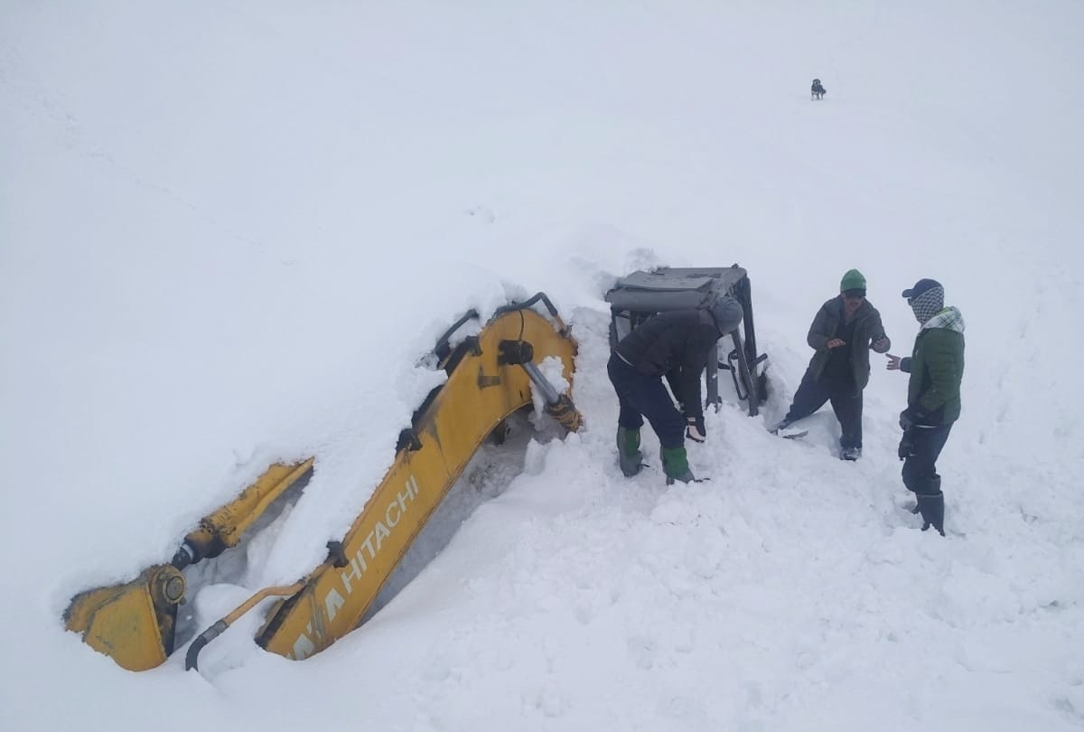 fresh snowfall in himachal school closed in lahaul spiti