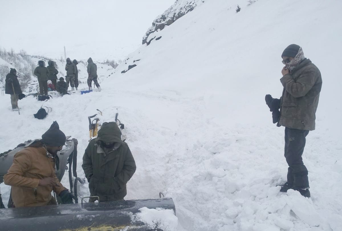 fresh snowfall in himachal school closed in lahaul spiti