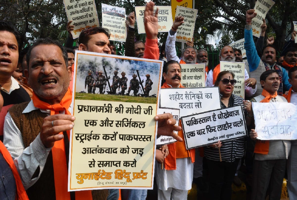 Tribute to  pulwama martyrs from candle march in delhi