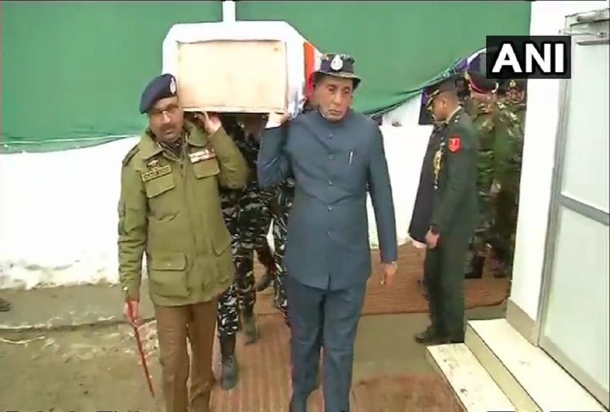 Rajnath Singh and J&K DGP Dilbagh Singh lend a shoulder to mortal remains of a CRPF soldier