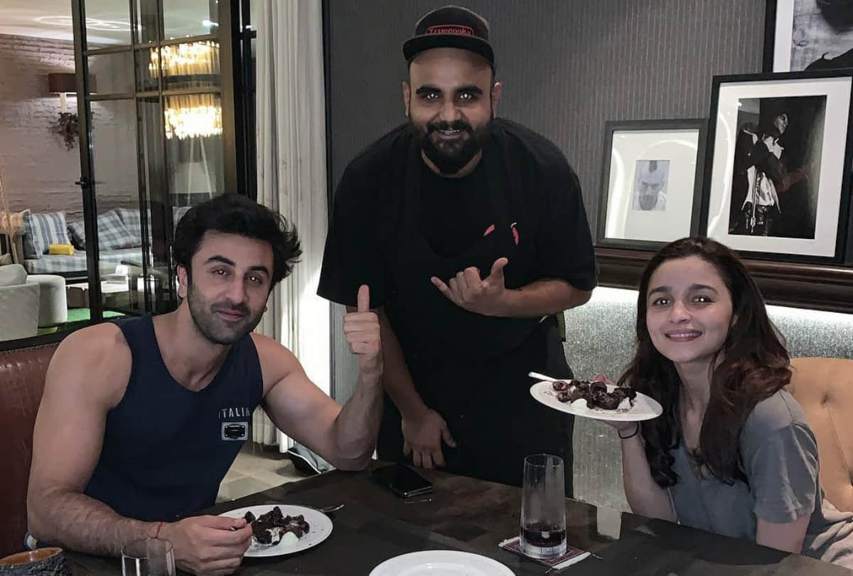 Ranbir Kapoor visited mid night at alia bhatt residence to give her birthday wishes