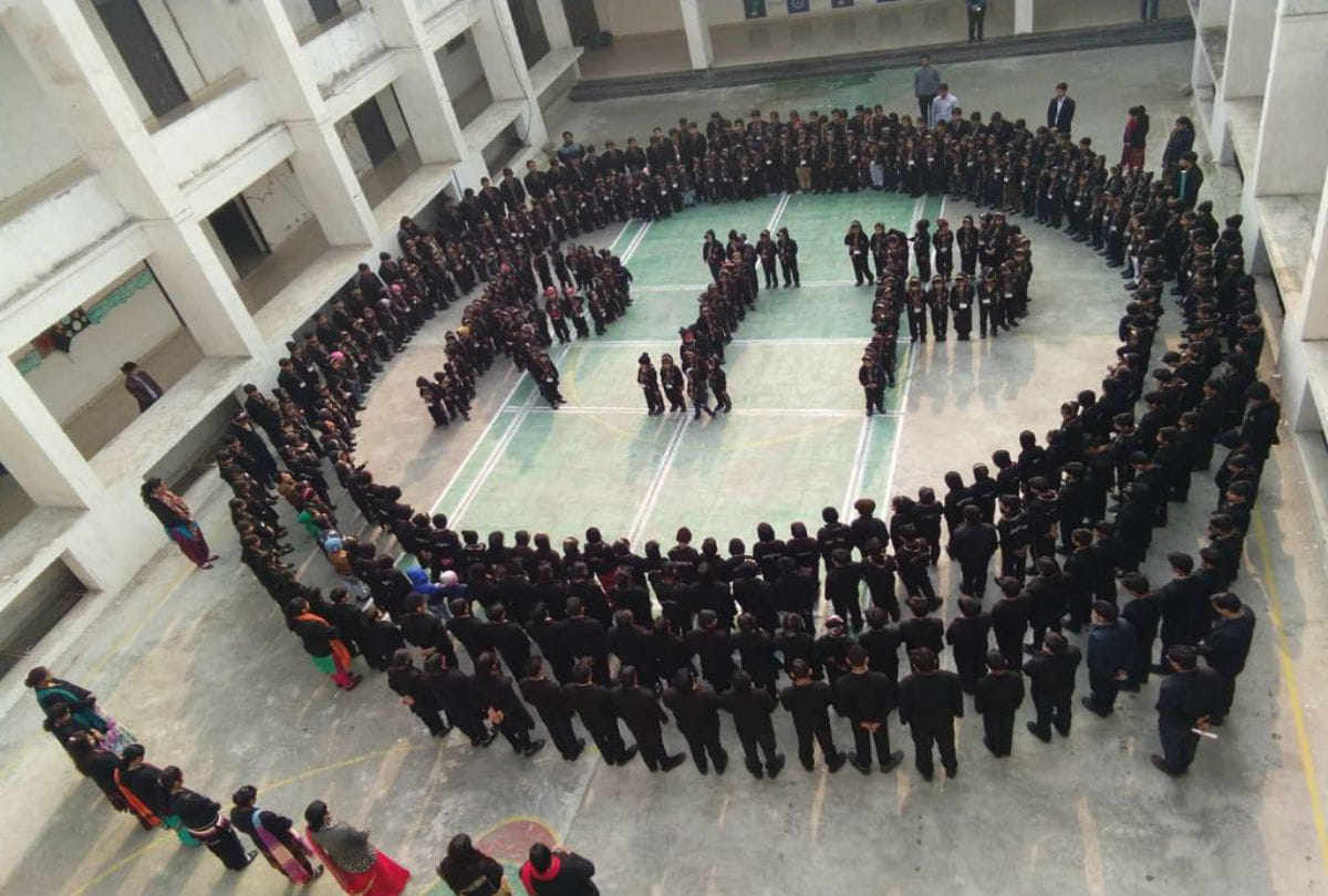 school children pay tribute to martyrs in mathura