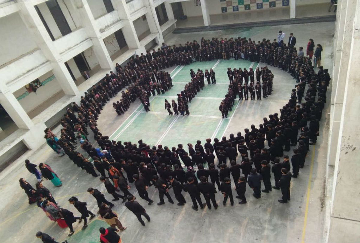 school children pay tribute to martyrs in mathura