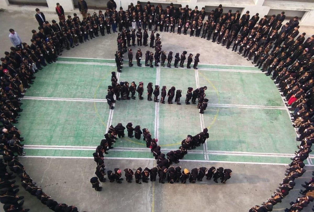school children pay tribute to martyrs in mathura