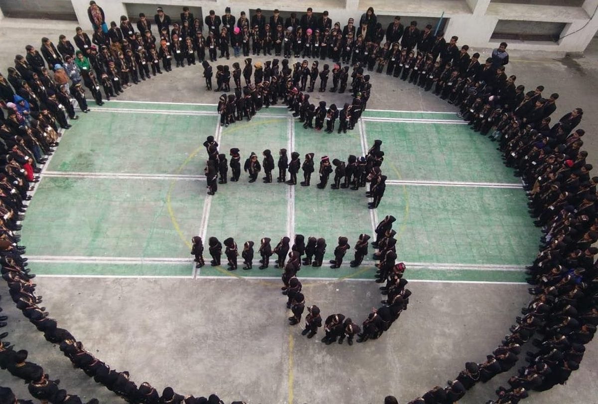 school children pay tribute to martyrs in mathura