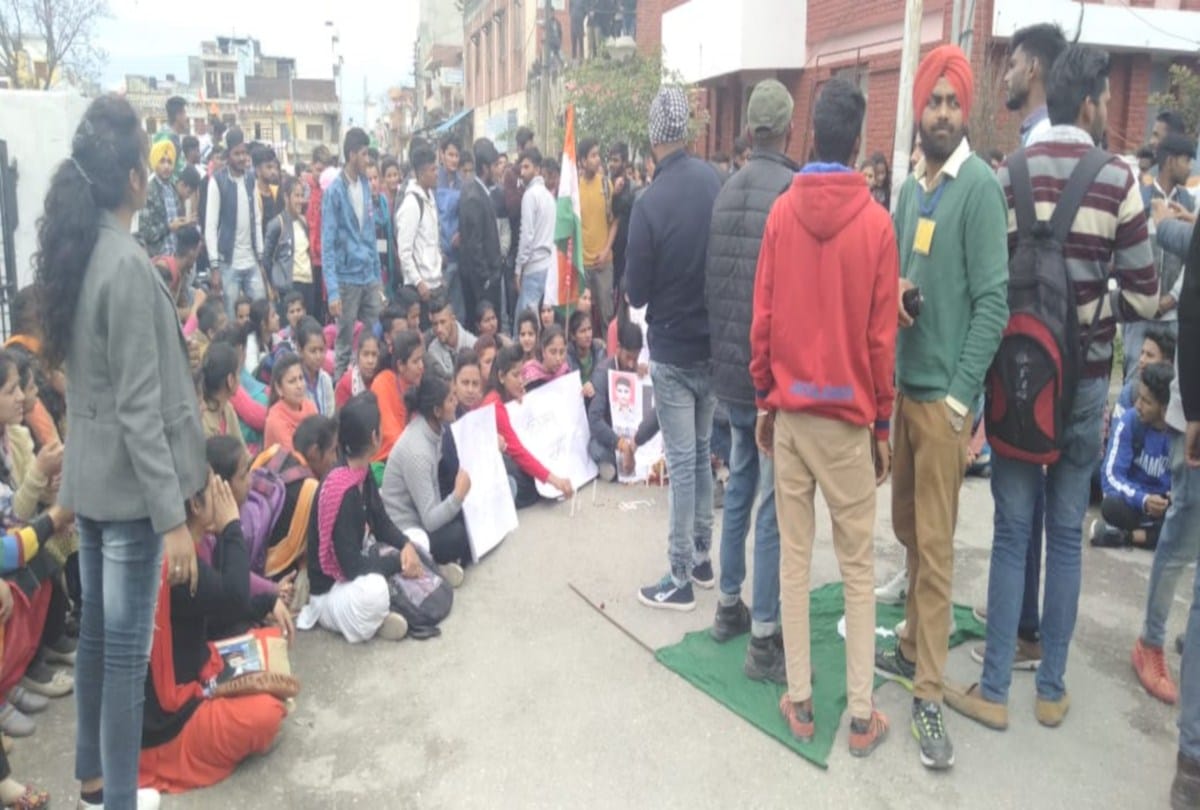 pulwama terror attack: protest by people in himachal against terror attack