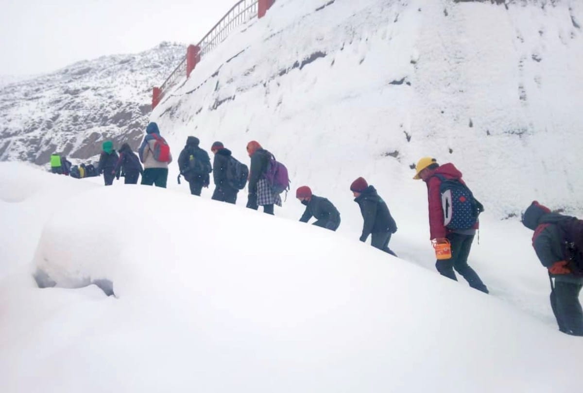 fresh snowfall in himachal school closed in lahaul spiti