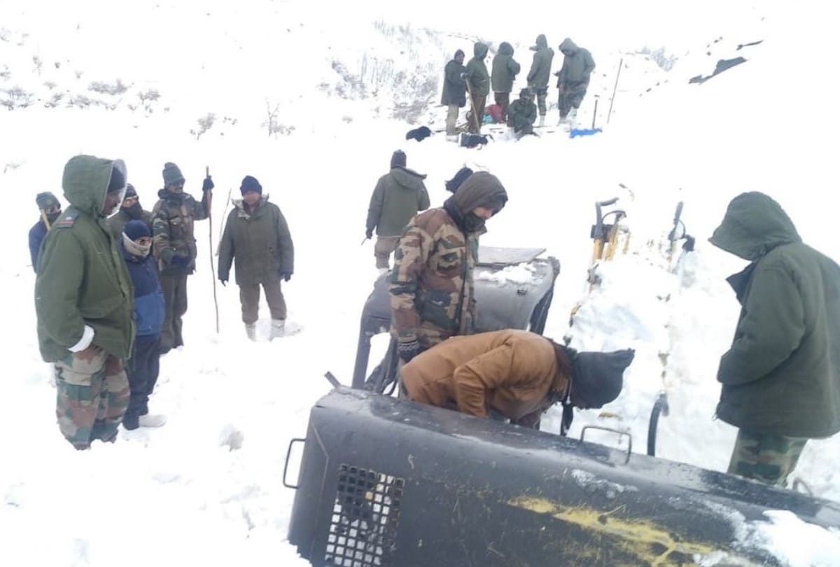 fresh snowfall in himachal school closed in lahaul spiti