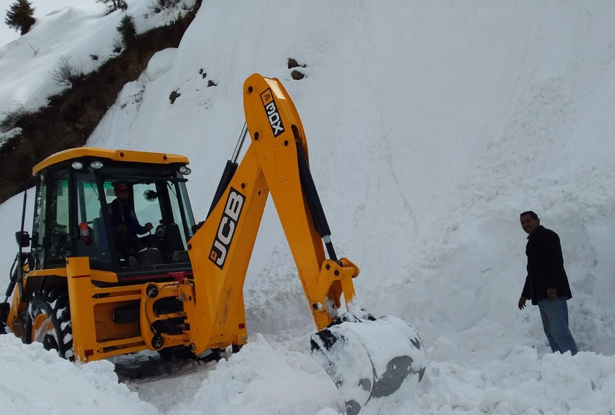 snowfall in uttarakhand tourist stuck in kalamuni car and tata 407 accident