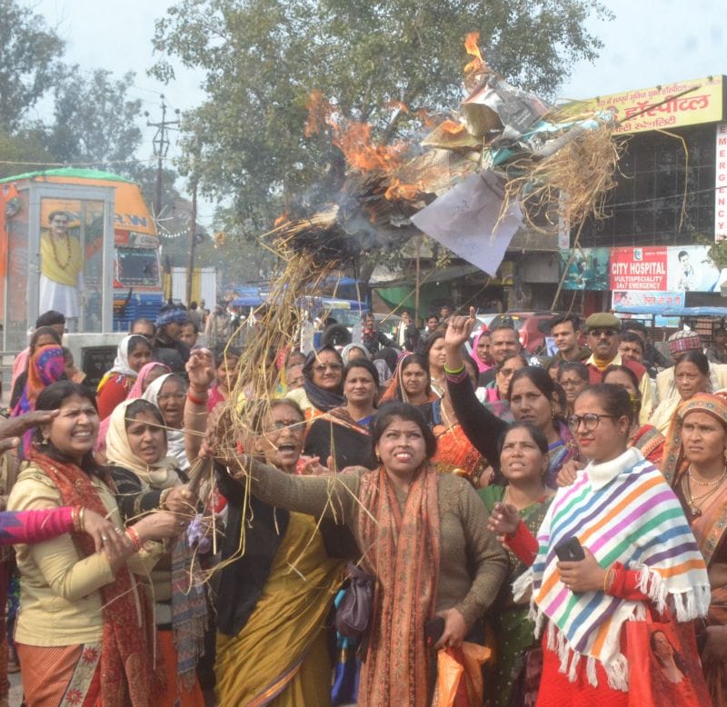 आतंकी हमला: आक्रोशित लोगों ने कहा , पाक पर करो हमला