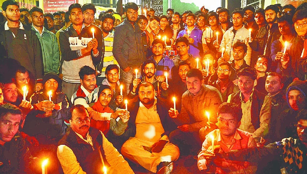 पुलवामा में शहीद जवानों को दी श्रद्धांजलि, शहर में गम और गुस्से की लहर
