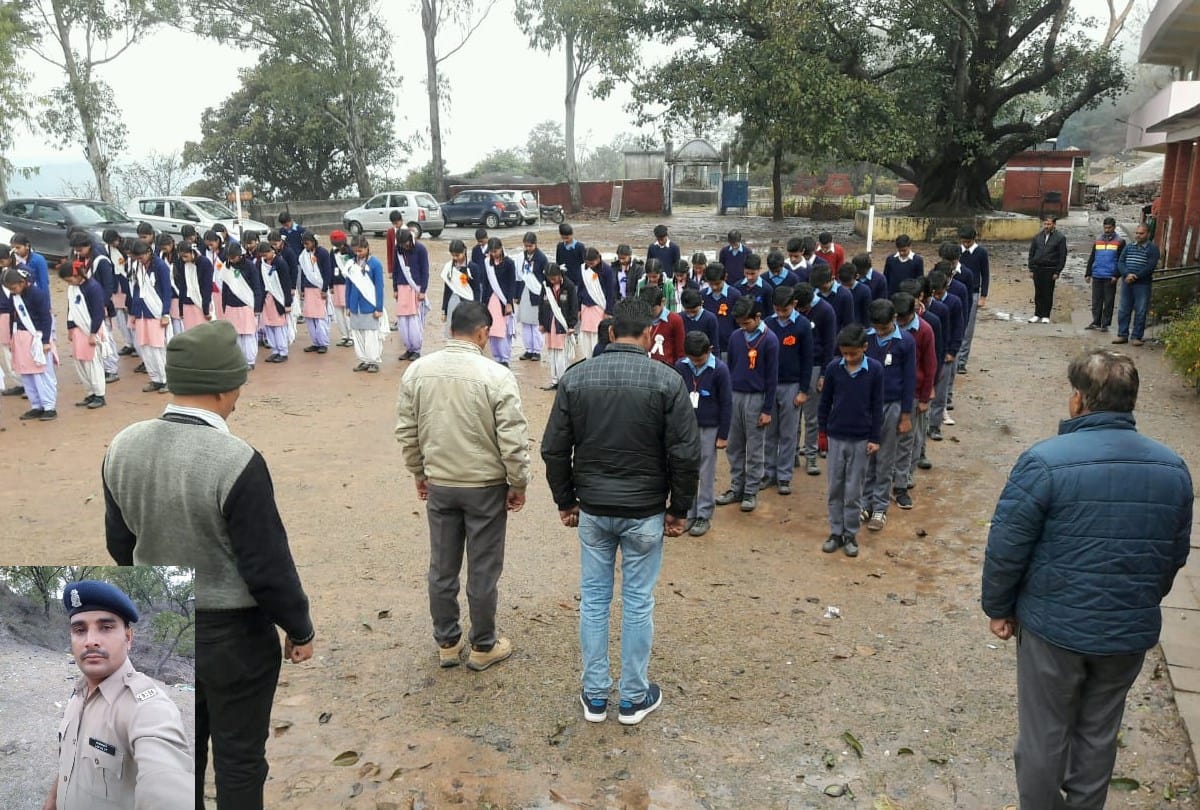 School students mourn death of CRPF Jawan Tilak Raj Martyr In Pulwama Attack belongs to Kangra