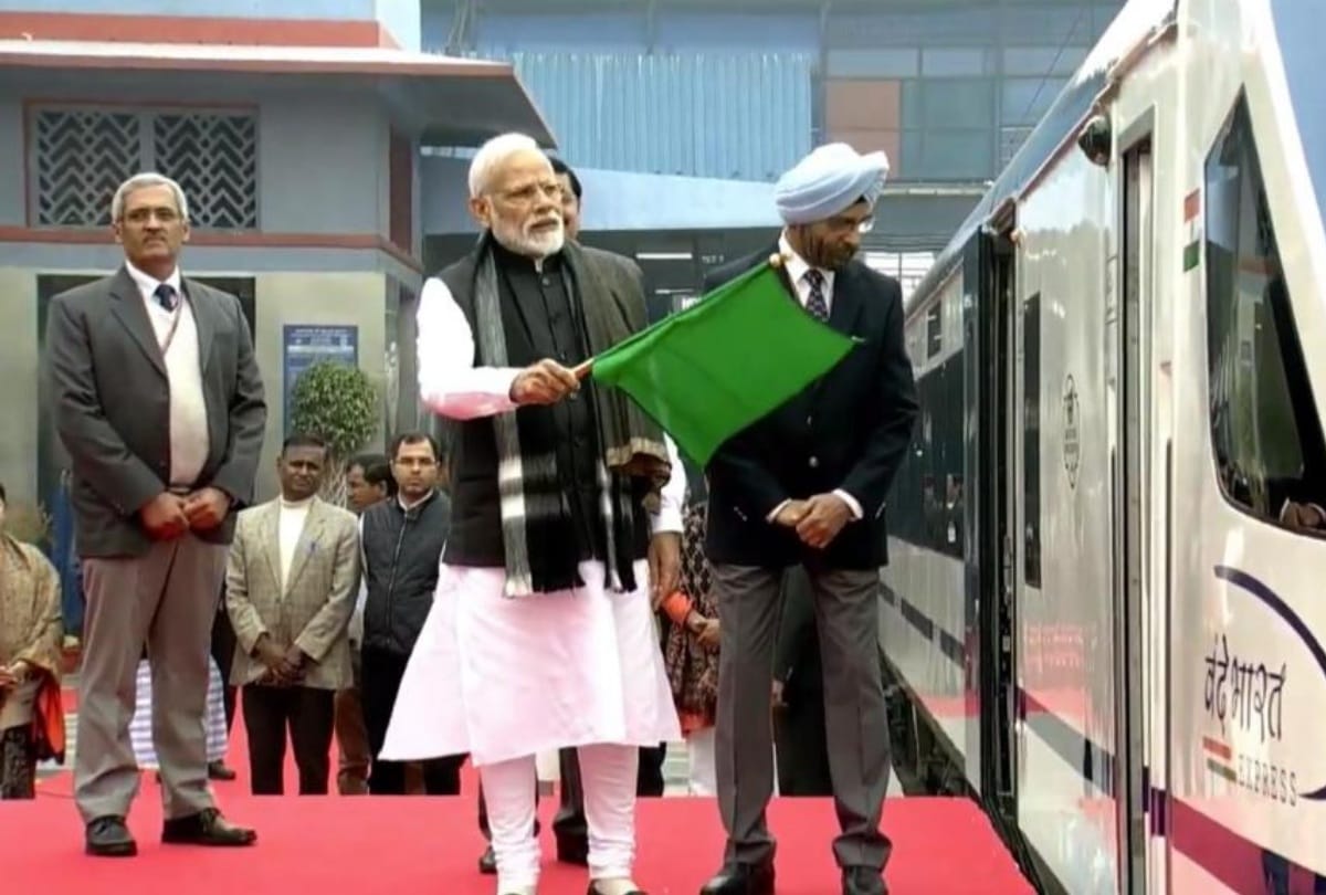 Narendra modi inaugurated vande bharat express from delhi to varanasi