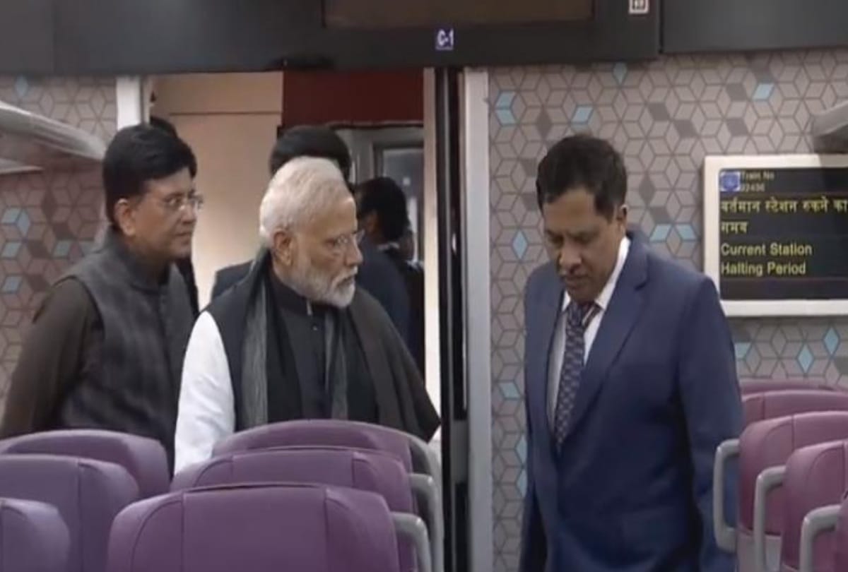 vande bharat express flag off by pm modi himself on board see in photos all featues