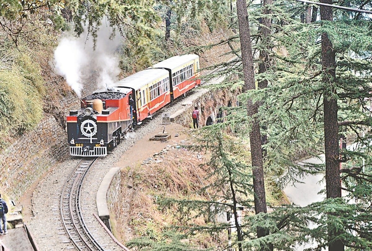 ट्रैक पर उतरा स्टीम इंजन
