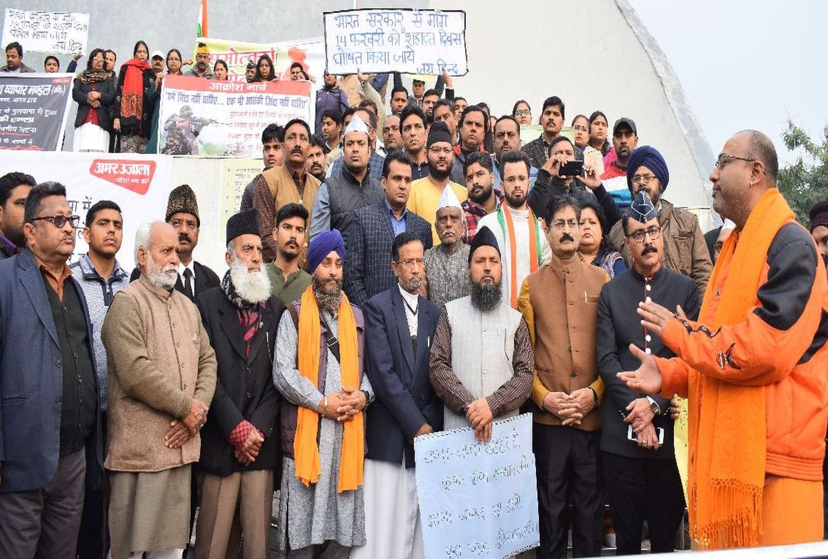 peole pay tribute to martyrs and protest against terrorism in agra