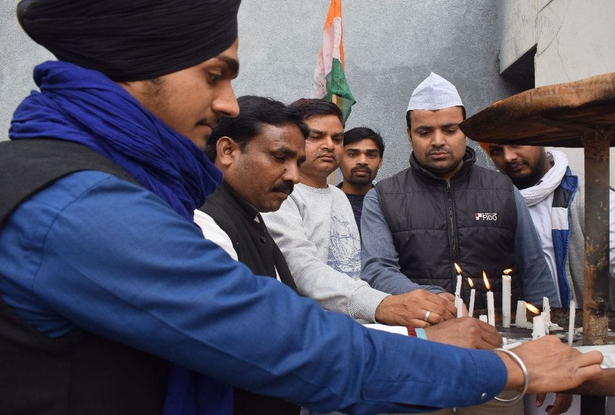 peole pay tribute to martyrs and protest against terrorism in agra