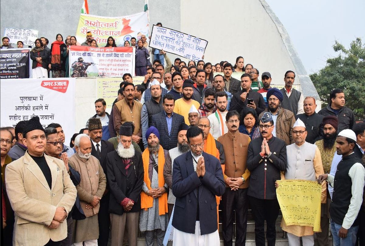 peole pay tribute to martyrs and protest against terrorism in agra
