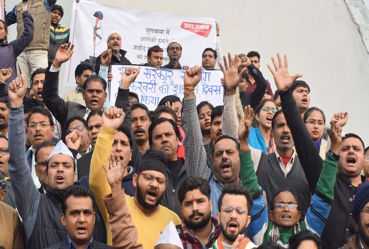 peole pay tribute to martyrs and protest against terrorism in agra