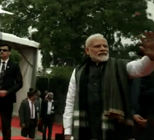 Narendra modi inaugurated vande bharat express from delhi to varanasi