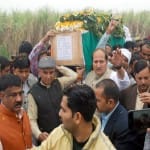 मंत्री सत्यपाल सिंह ने शहीद के पार्थिव शरीर को दिया कंधा