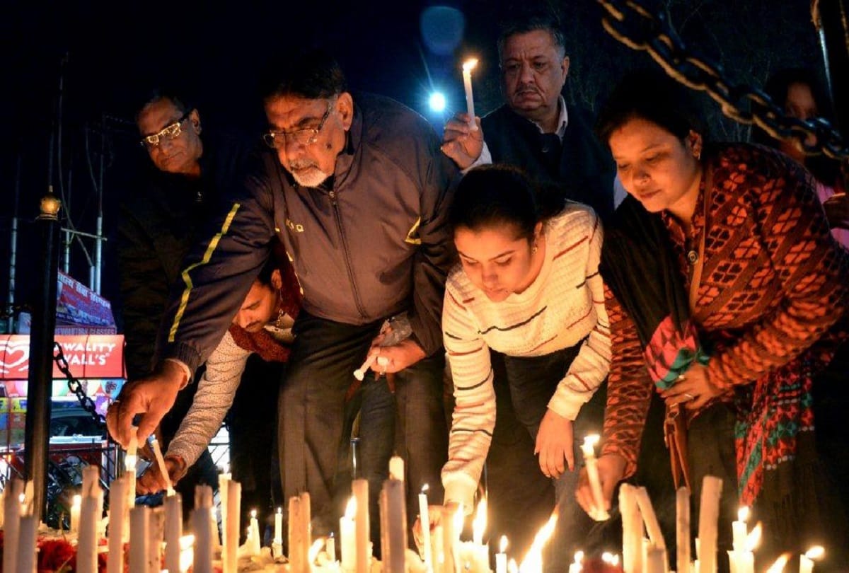Bareilly residents tributes to the martyrs of Pulwama attack on the appeal of Amar Ujala