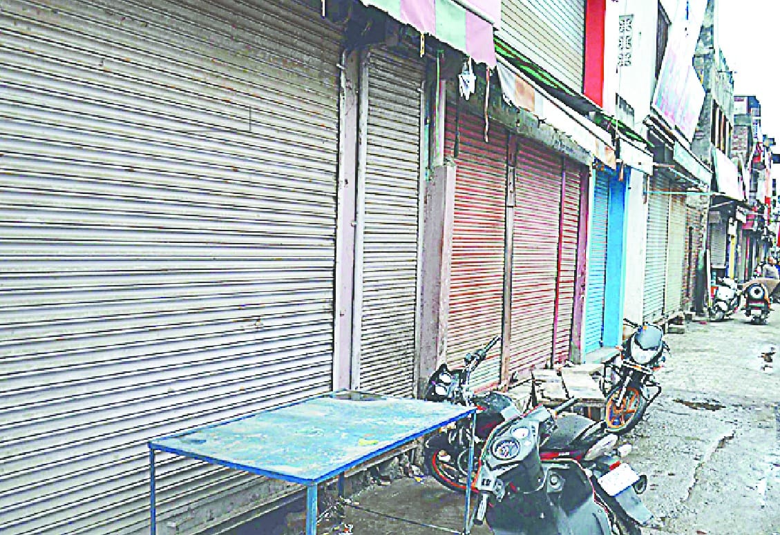 बरसाना में सड़कों पर उतरे व्यापारी, बाजार बंद, धरना दिया