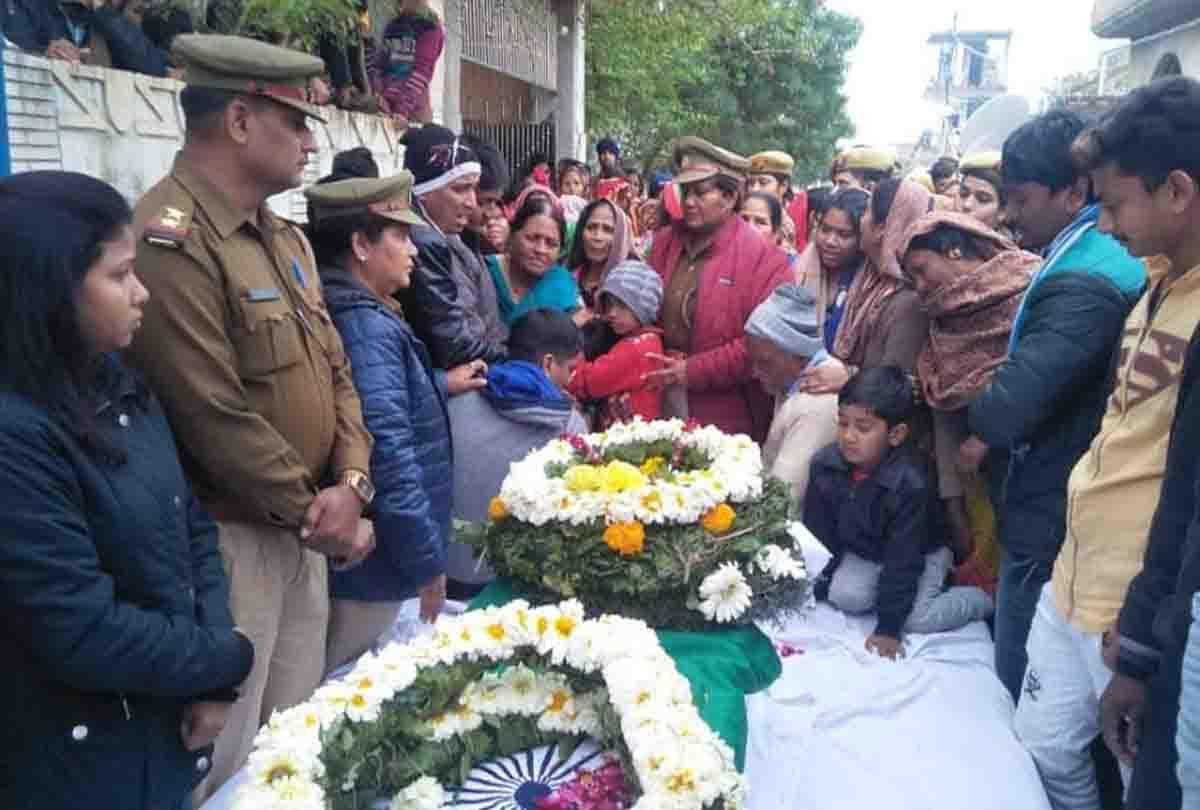 crowd gathered in the funeral of the martyr ajit