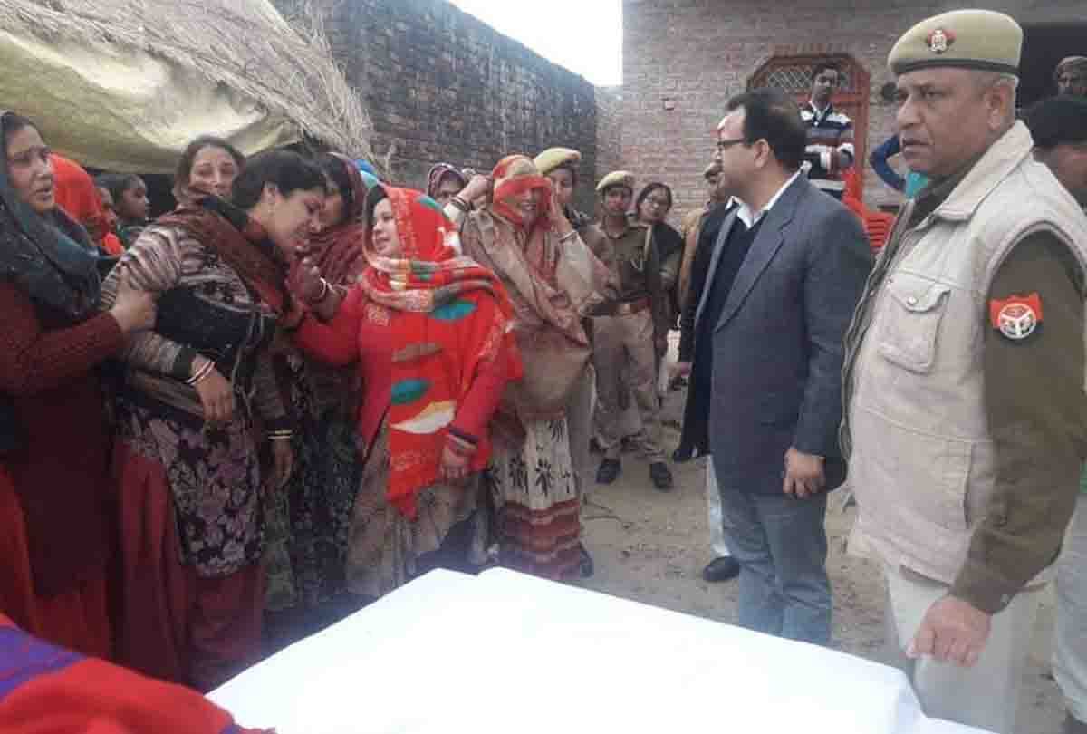 crowd gathered to see the funeral of martyr Pradeep yadav