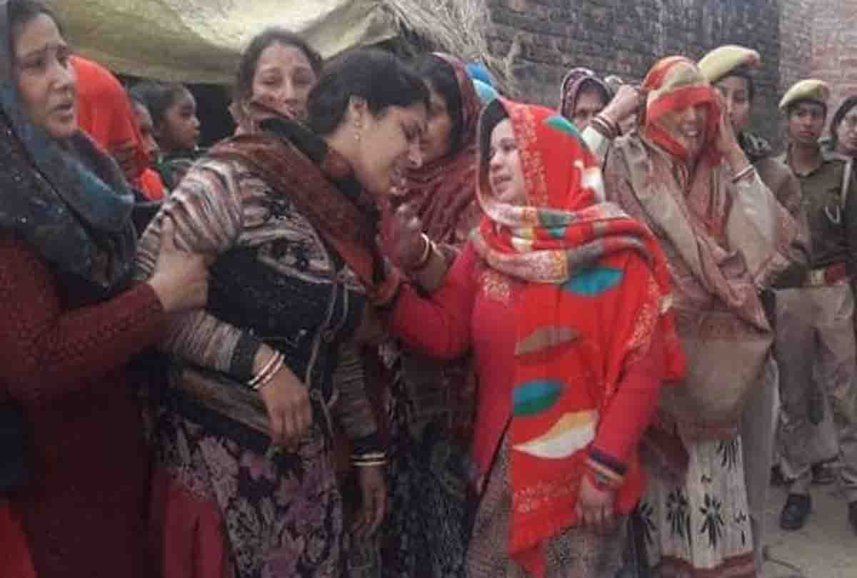 crowd gathered to see the funeral of martyr Pradeep yadav