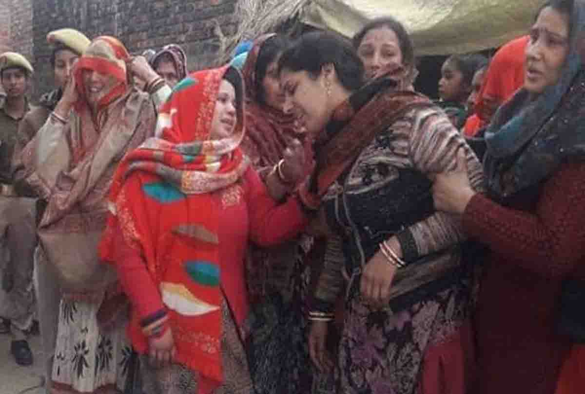 crowd gathered to see the funeral of martyr Pradeep yadav