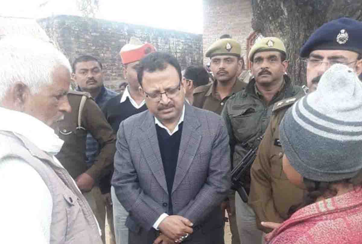 crowd gathered to see the funeral of martyr Pradeep yadav