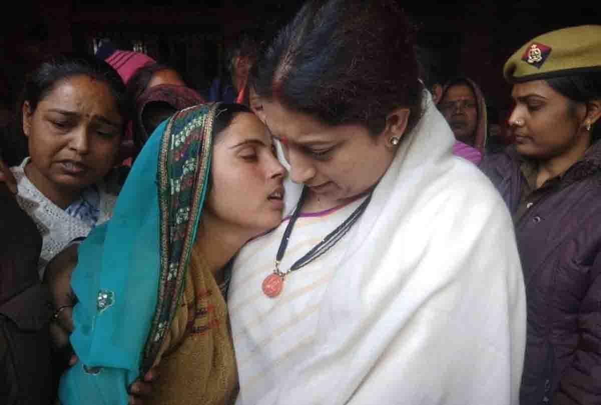 smriti irani reached kanpur dehat in funeral of martyr shyam babu