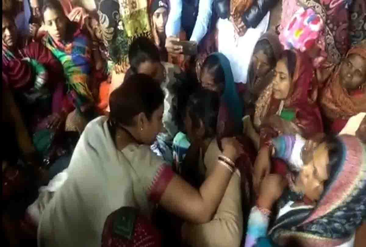 smriti irani reached kanpur dehat in funeral of martyr shyam babu