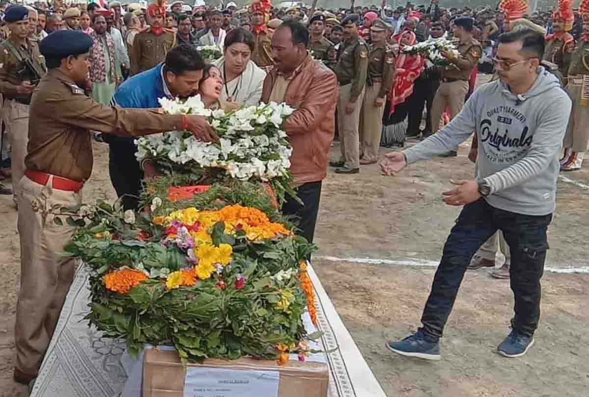smriti irani reached kanpur dehat in funeral of martyr shyam babu