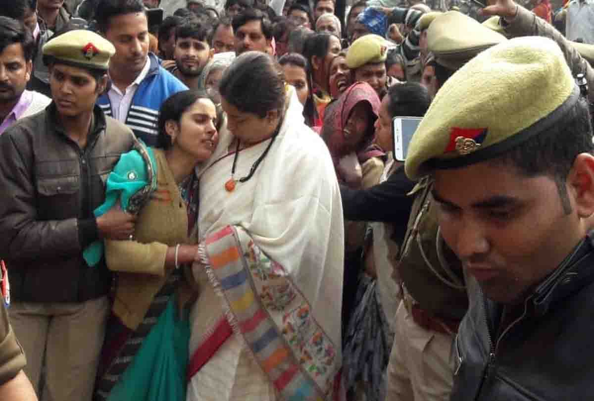 smriti irani reached kanpur dehat in funeral of martyr shyam babu