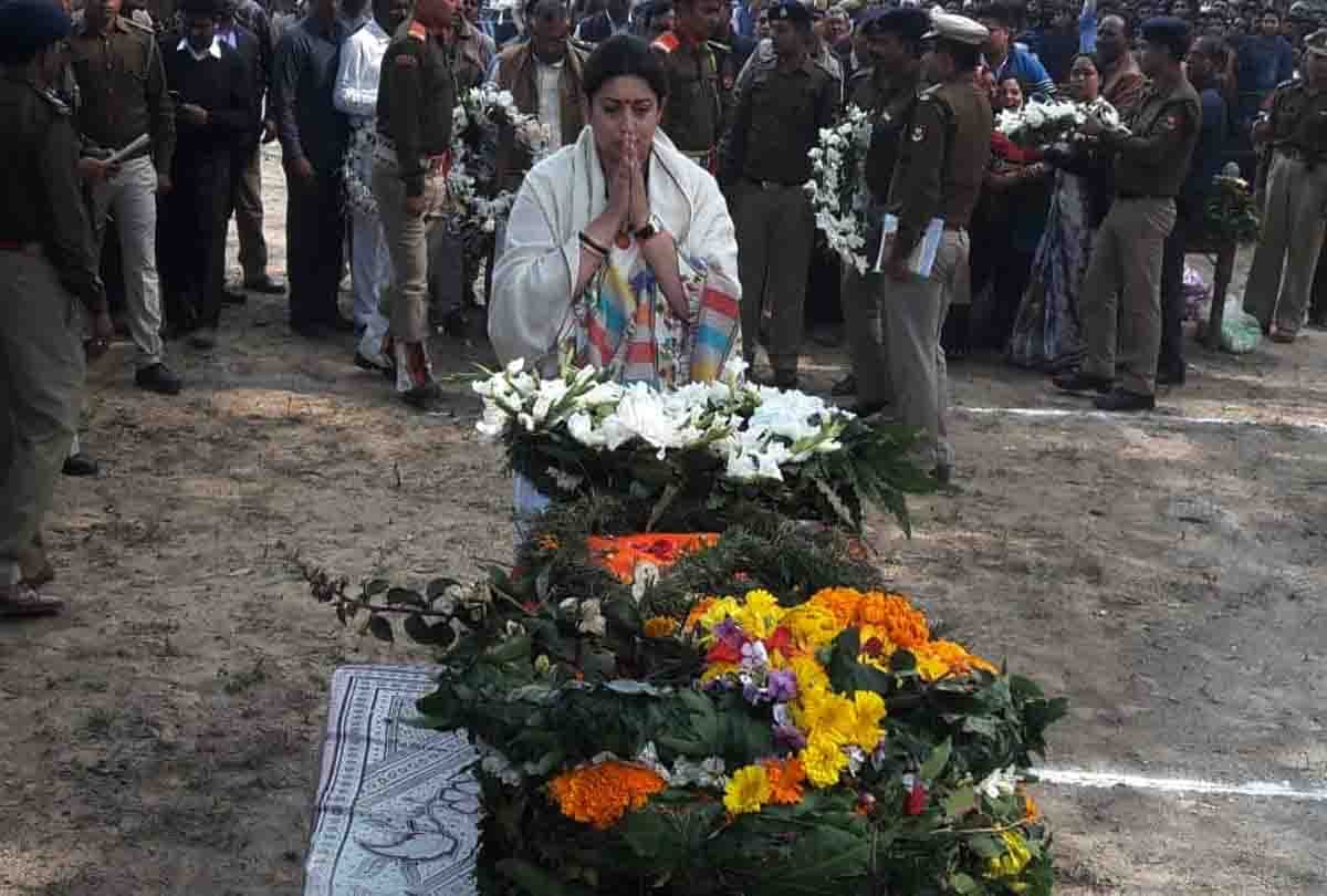 smriti irani reached kanpur dehat in funeral of martyr shyam babu