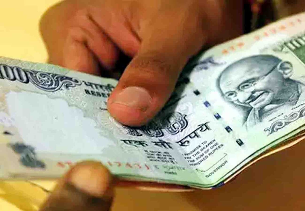 Anti Corruption team caught pwd senior clerk taking bribe