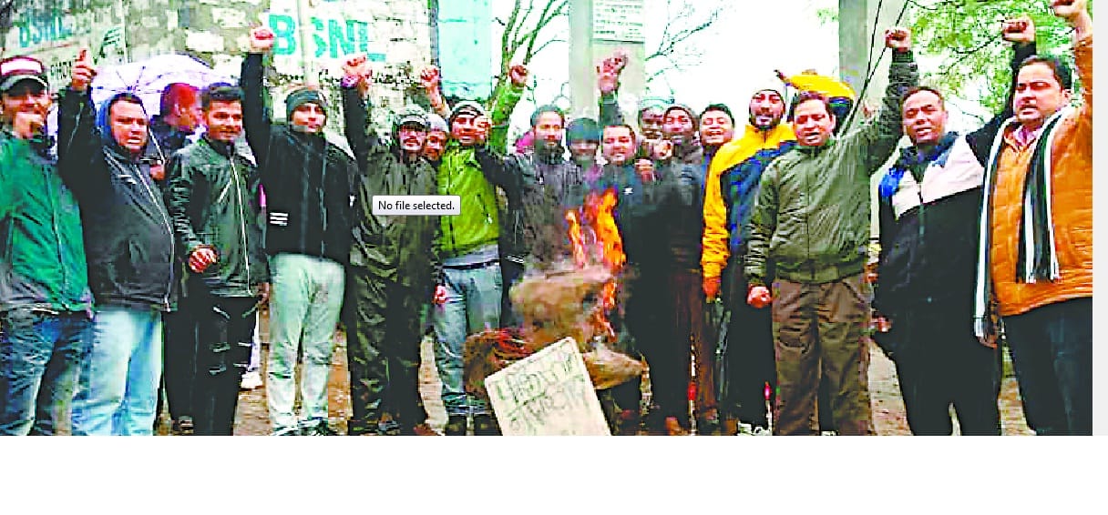 Blow off the market in Dharchula, blow the effigy of Pakistan