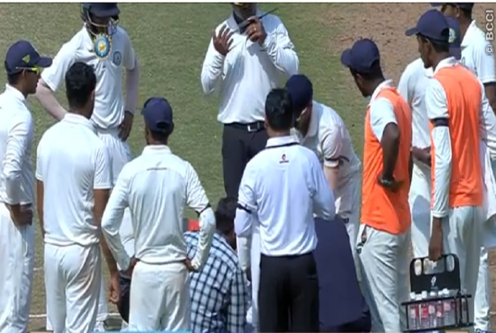 VIDEO: Umpire ck Nandan escaped during irani cup due to throw ball on the head 
