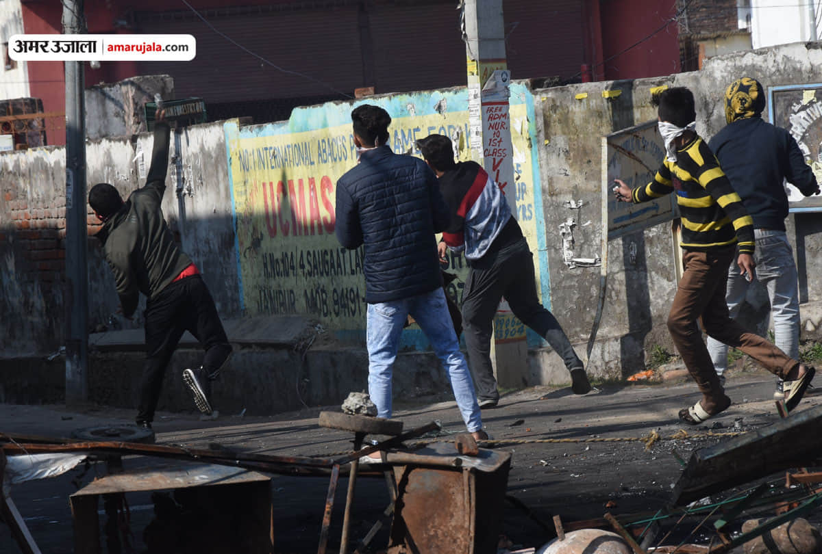 Pulwama Attack Protest: Ssp including 11 police men injured, violence during curfew in jammu