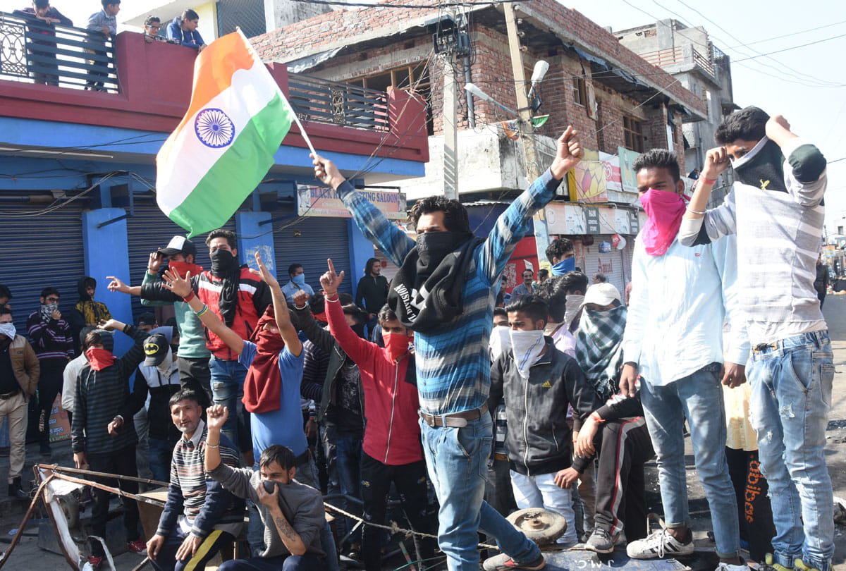अराजक तत्वों ने मचाया उत्पात, तोड़े वाहनों के शीशे