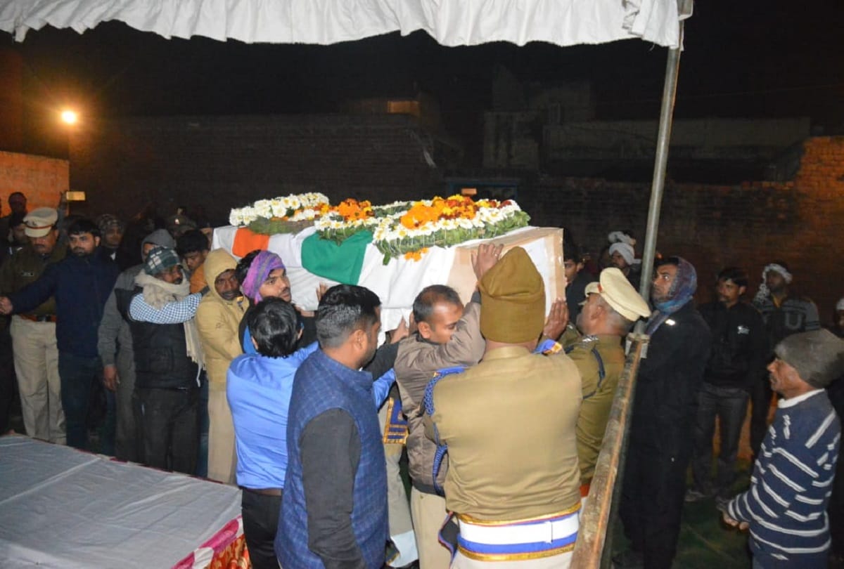Martyr kaushal kishore Rawat body reached at his hometown Karhai in Agra