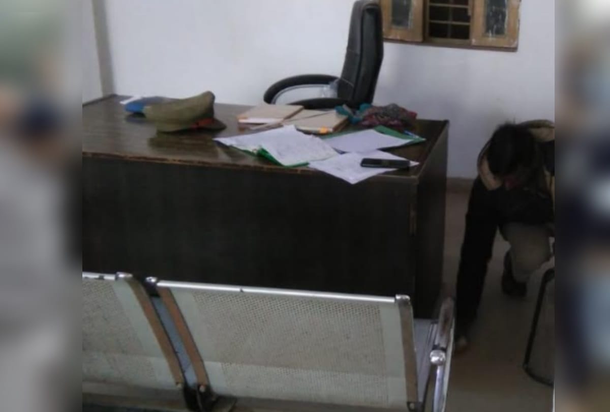 UP: police inspector injured while checking accused pistol in meerut