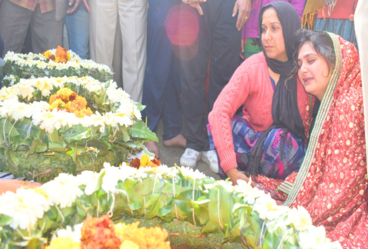 pulwama terror attack martyr tilaraj mother demands from minister in himachal