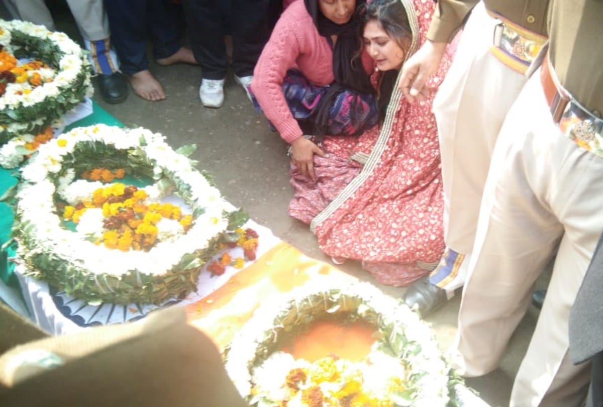 Pulwama Terror Attack Wife bids adieu to martyr Tilak Raj in Kangra Himachal