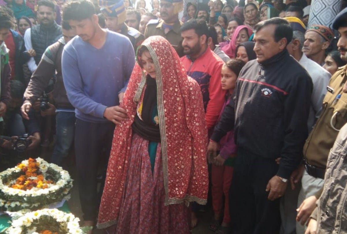 Pulwama Terror Attack Wife bids adieu to martyr Tilak Raj in Kangra Himachal