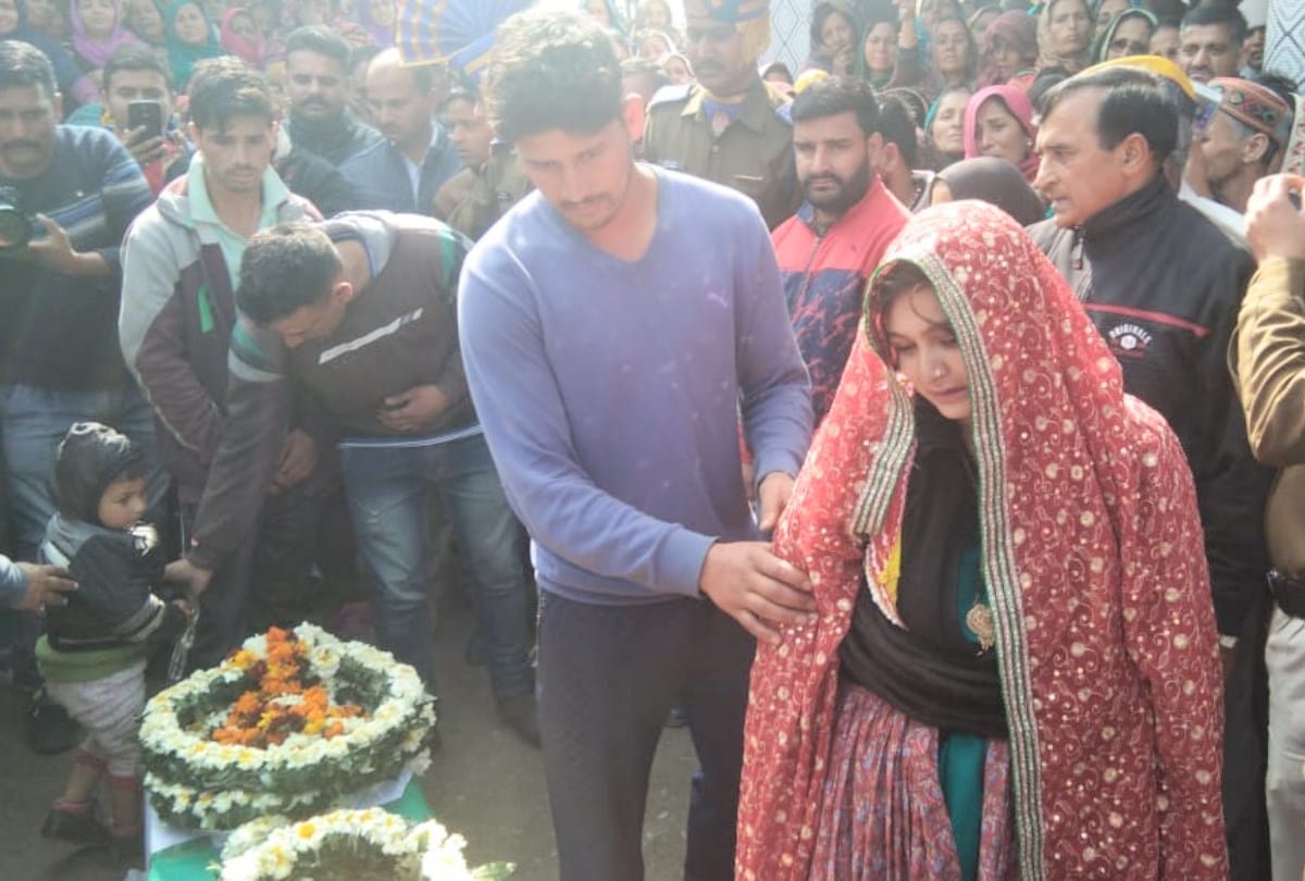 Pulwama Terror Attack Wife bids adieu to martyr Tilak Raj in Kangra Himachal